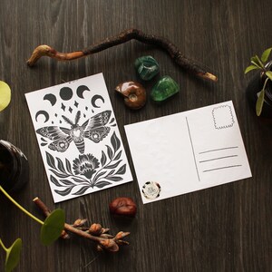 Handgedruckte Linolschnitt Postkarte Mond Motte & Blume
