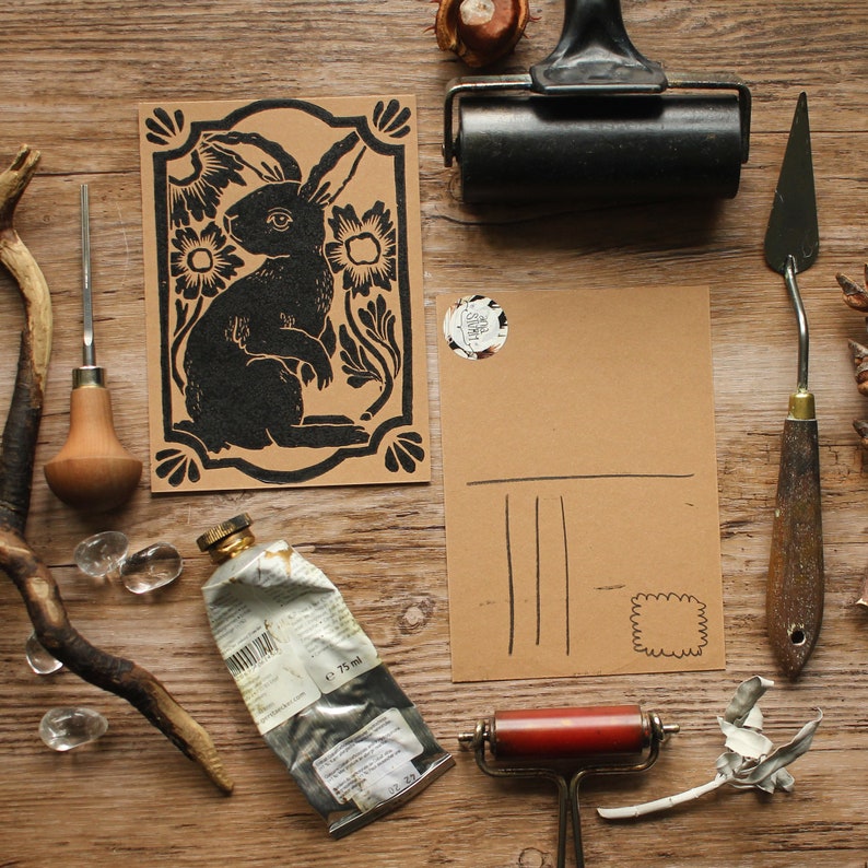 Handgemachter Hase / Hase Linoldruck Kunstdruck Schwarz auf Braun Postkarten Format Bild 4