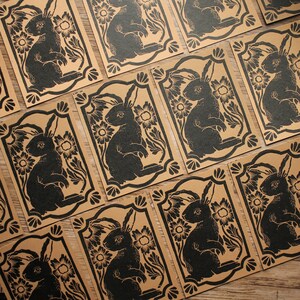Handgemachter Hase / Hase Linoldruck Kunstdruck Schwarz auf Braun Postkarten Format Bild 10