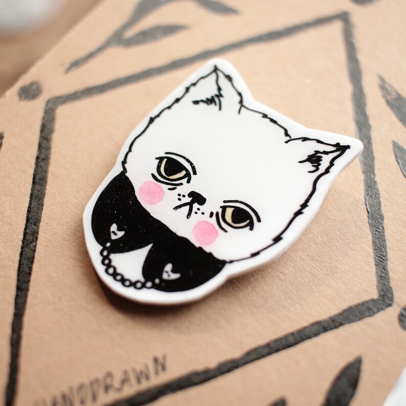 Handdrawn Pin: Cat With Collar That Has Heart Shaped Buttons zdjęcie 4