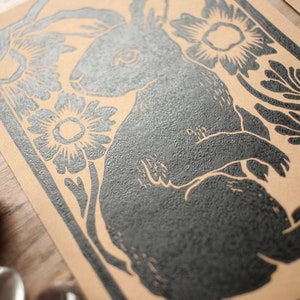 Handgemachter Hase / Hase Linoldruck Kunstdruck Schwarz auf Braun Postkarten Format Bild 6