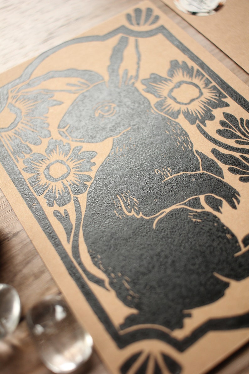 Handgemachter Hase / Hase Linoldruck Kunstdruck Schwarz auf Braun Postkarten Format Bild 6