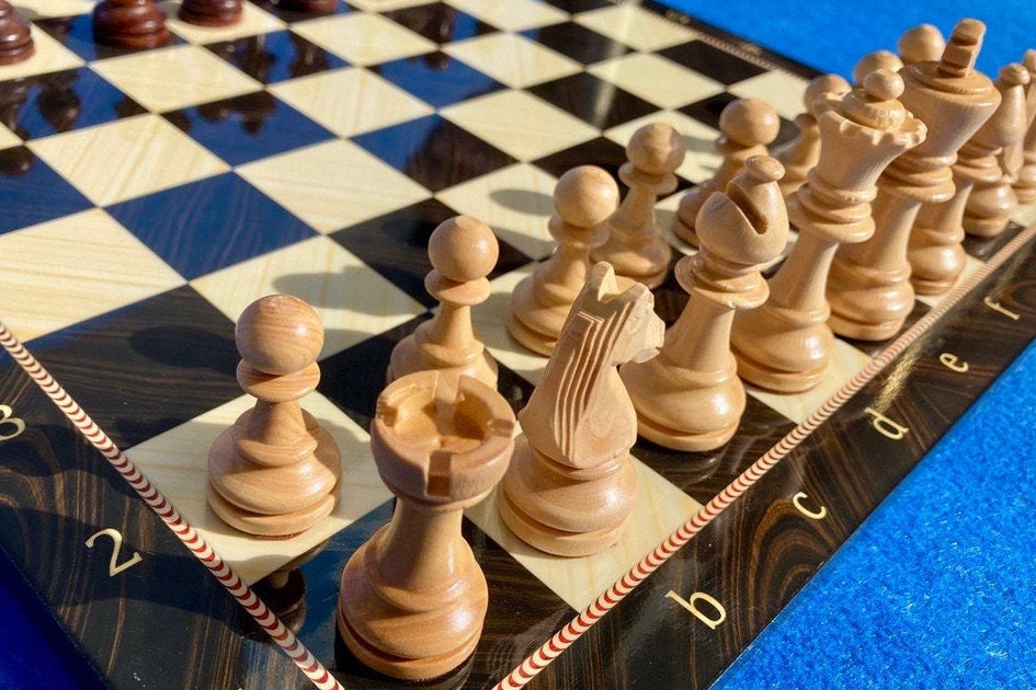 The Queen's Gambit Final Game Chess Set Ebonized & Boxwood Pieces with Queen's  Gambit Board - 4 King - The Chess Store