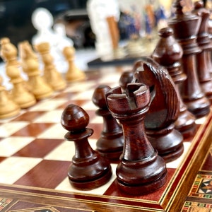 Queen&#39;s Gambit Pezzi degli scacchi in legno di bosso fatti a mano premium con 2 Xtra Queens / Pezzi degli scacchi regolari o ponderati / Express 1-5 giorni