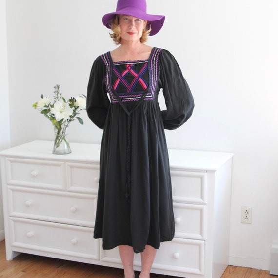 Black BOHO 1960's Ethnicity Lindo Vintage Peasant Dress--Purple, Red, Pink, Blue Festivals, Outdoor Concerts Size 4/6 Black BOHO 1960's Ethnicity Lindo Vintage Peasant Dress--Purple, Red, Pink, Blue Festivals, Outdoor Concerts Size 4/6