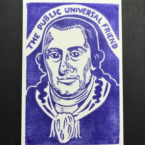Könnte beinhalten: Ein lilafarbener und weißer Linolschnitt eines Männerporträts. Der Mann trägt ein weißes Hemd und einen dunklen Kragen. Der Text "The Public Universal Friend" ist in einem Halbkreis über dem Kopf des Mannes geschrieben.