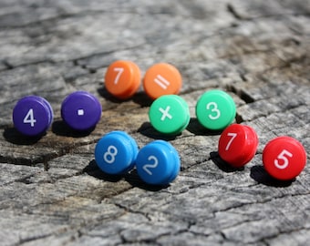 Boucles d'oreilles clé calculatrice recyclées : bijoux de geeks mathématiques