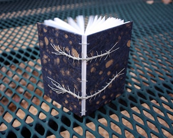 Cuaderno copto encuadernado a mano: Cuaderno de bocetos en blanco de 6x8 pulgadas con encaje Ogura y puntada decorativa de oruga.