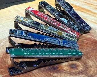 Pinza de corbata con circuito impreso reciclado: regalo de joyería tecnológica hecho a mano