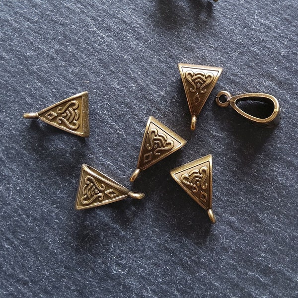 10 oder 50 Dreieckige Öse Perlen Antik Bronze Ton Gemustert 15x10mm