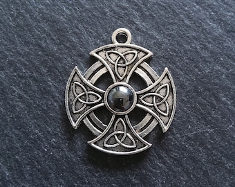 Ciondolo rotondo con croce di 4 o 20 nodi celtici, tono argento antico, con cabochon in ematite, 30x27 mm