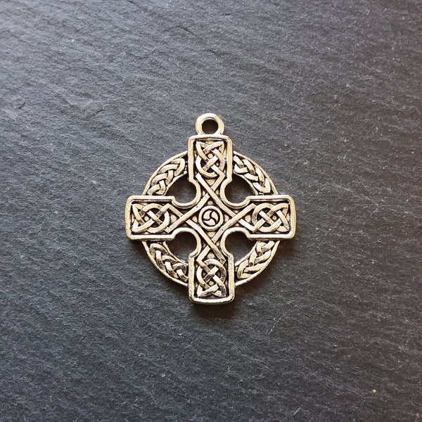 4 or 20 Round Celtic Cross Pendants Antique Silver Tone 33x29mm