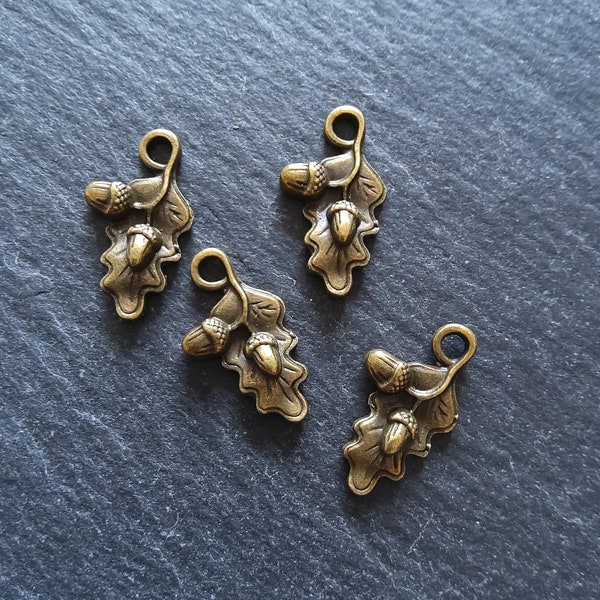 8 ou 40 petits glands breloques feuille de chêne, ton bronze antique 22 x 12 mm
