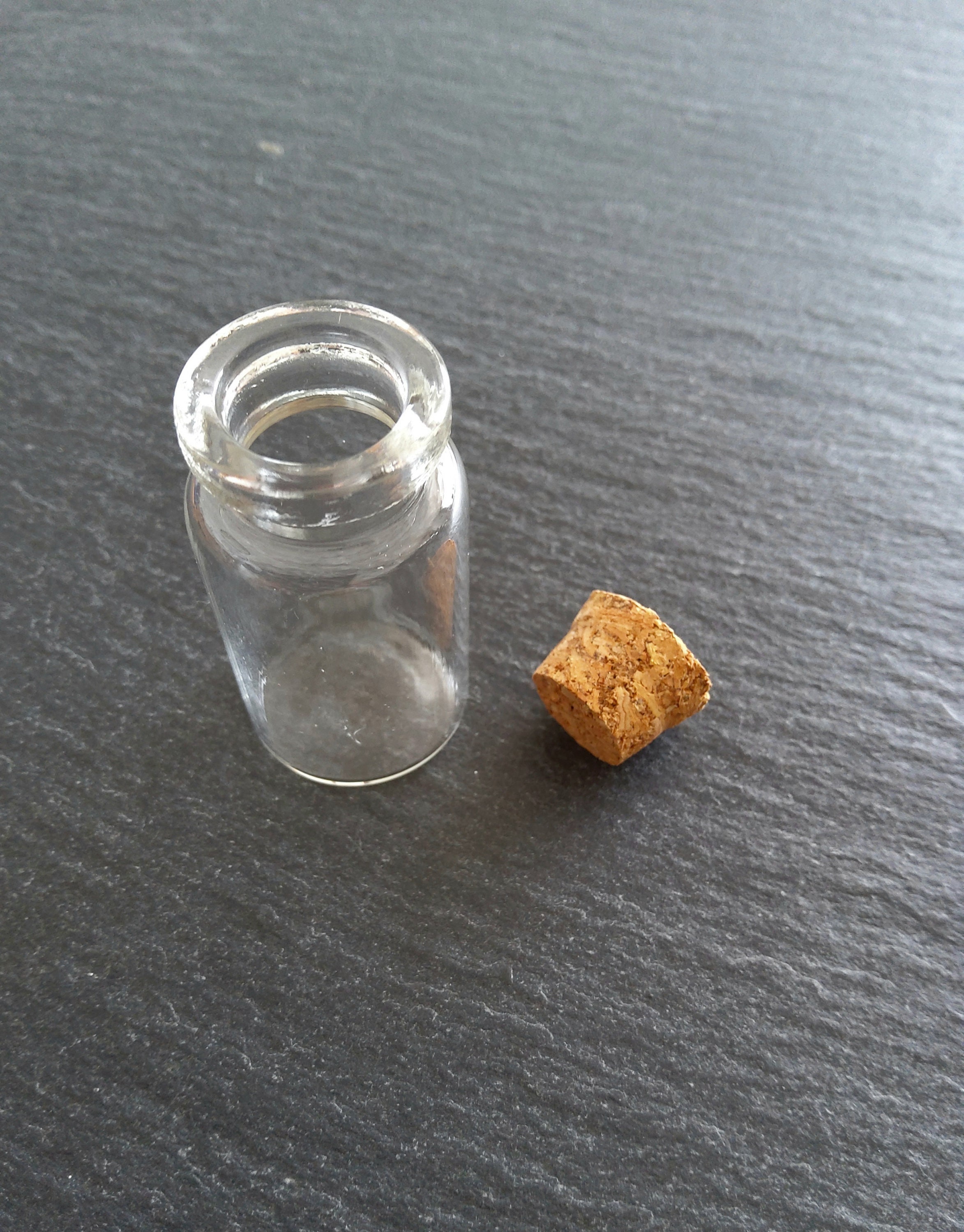 flacons mini fiole en verre avec bouchon en liège 44 par 22mm