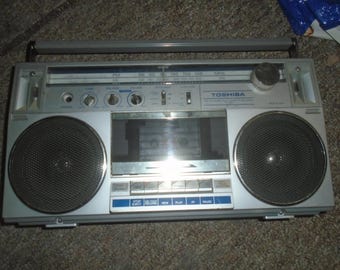 Grabadora de casetes Toshiba RT 130 AM/FM antigua