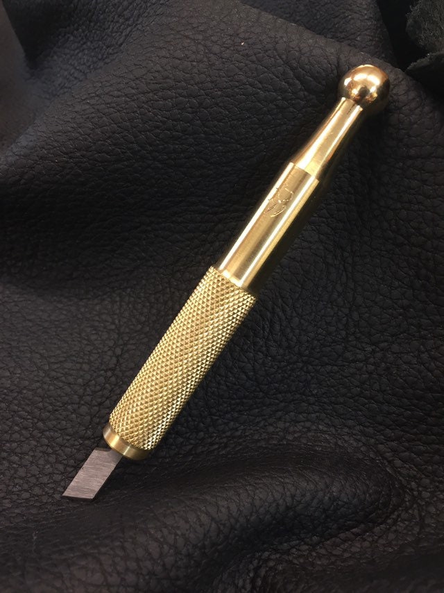 Yoke less swivel knife