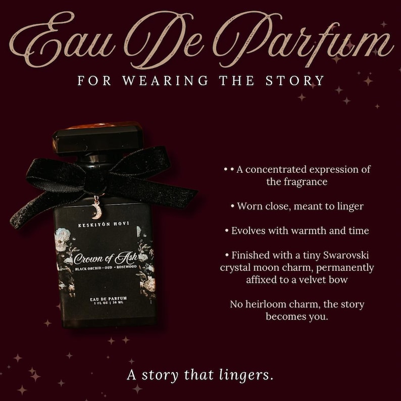 Puede incluir: Botella de perfume negra con un lazo de terciopelo negro y un dije de luna de cristal Swarovski. La botella est&aacute; etiquetada como "Crown of Ash" y "Eau De Parfum". El texto de la imagen dice "For wearing the story" y "A story that lingers."