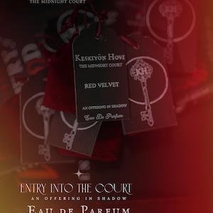 Puede incluir: Etiquetas negras con el texto "KESKIY&Ouml;N HOVI THE MIDNIGHT COURT" y "RED VELVET" cuelgan de una bolsa de terciopelo rojo. Tambi&eacute;n son visibles las palabras "AN OFFERING IN SHADOW" y "EAU DE PARFUM". La imagen tiene una est&eacute;tica oscura y melanc&oacute;lica.
