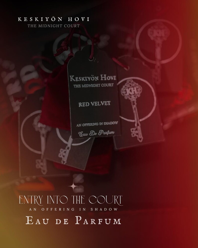 Puede incluir: Etiquetas negras con el texto "KESKIY&Ouml;N HOVI THE MIDNIGHT COURT" y "RED VELVET" cuelgan de una bolsa de terciopelo rojo. Tambi&eacute;n son visibles las palabras "AN OFFERING IN SHADOW" y "EAU DE PARFUM". La imagen tiene una est&eacute;tica oscura y melanc&oacute;lica.