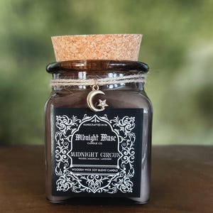 ミッドナイトサーカス - チャーム付きブックキャンドル - 木製芯ココナッツソイ