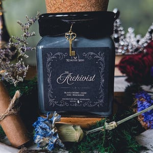 The Archivist - Literarische Kerze mit Schlüssel Anhänger – Black Cherry, Eiche & Palisander