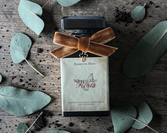 Donde ella descansa - Eau de Parfum Literario - Flores Funerarias y Tierra Transformada - Regalos Literarios