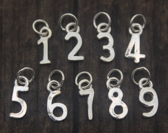 Sterling Silber Zahl Charme, Silber kleine Zahl Charme, helle Silber Zahl Charme, Geburt Charme, Armband Charme