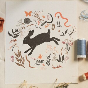 Elysian Fields-Druck in Warm – Kaninchen-Blumenmotiv, botanischer Kunstdruck, kleines Geschenk