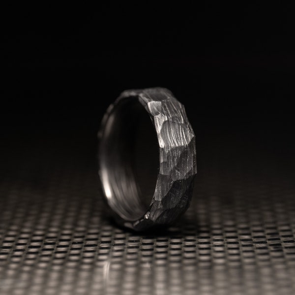 Gehämmerter CarbonFaser Ring, Herren Ehering, Handveredeltes schwarzes Carbonfaser band, schwarzes Ehering, Herren Verlobungsring, schwarzer Ring