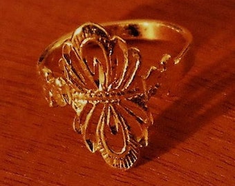 Vintage New Gold Tone Filigree Ring Sz 8.5