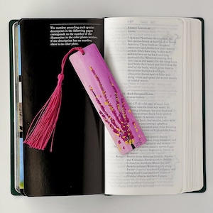 Marque-page en bois peint à la main - fleurs roses | Cadeaux livresques pour les lecteurs | Marque-page fait main | Club de lecture | Amateurs de livres | Fleurs