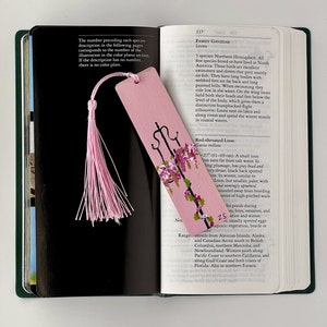 Marque-page en bois peint à la main - vigne florale rose | Cadeaux livresques pour les lecteurs | Marque-page fait main | Club de lecture | Amateurs de livres