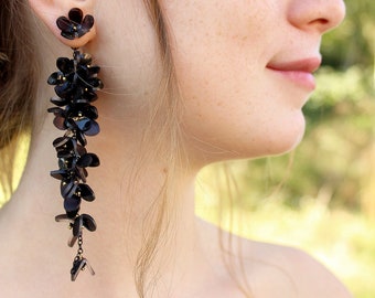 Orecchini lunghi chandelier con i fiori neri eleganti