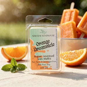 Puede incluir: Un paquete de plástico transparente con ceras perfumadas de naranja "Orange Dreamsicle" de "Wrenew Soaphouse". El paquete se muestra con rodajas de naranja, menta y polos de naranja. El peso es de 78 gramos.