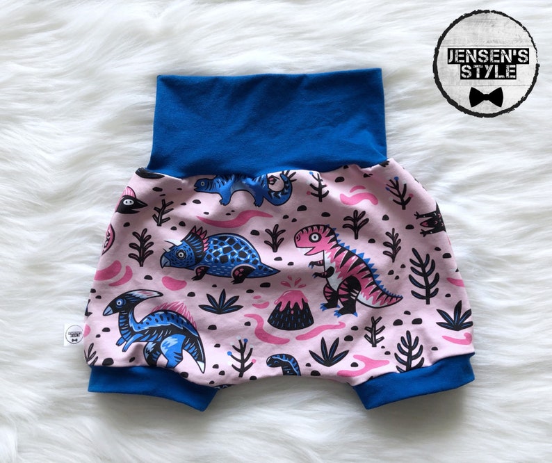 Dinosaur-patterned active harem shorts Choose the color of the stripes. T-Rex Daughter pink background Grow with me