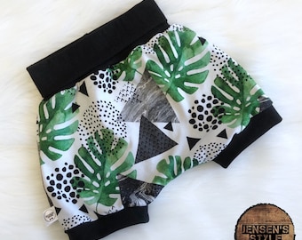 The must-haves, SHORT. Monstera design.