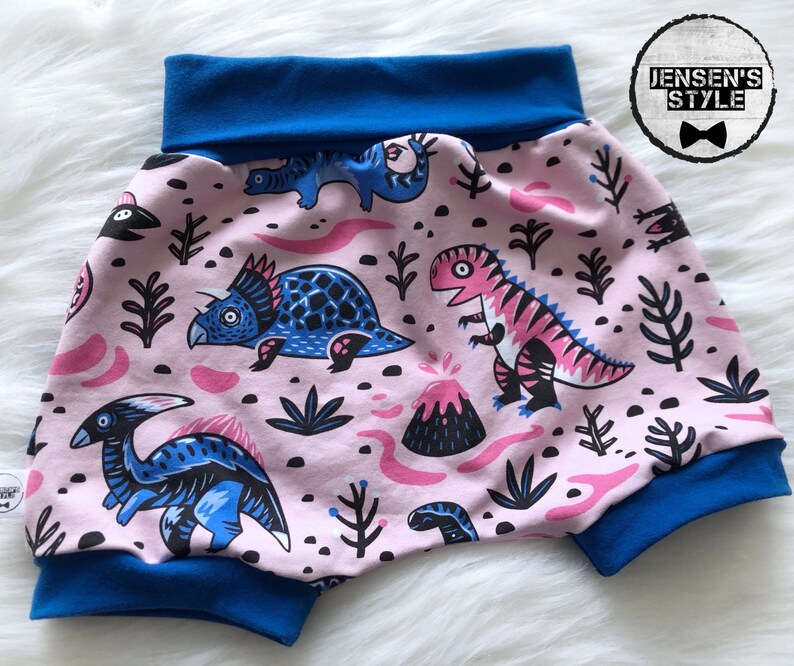 Dinosaur-patterned active harem shorts Choose the color of the stripes. T-Rex Daughter pink background Grow with me