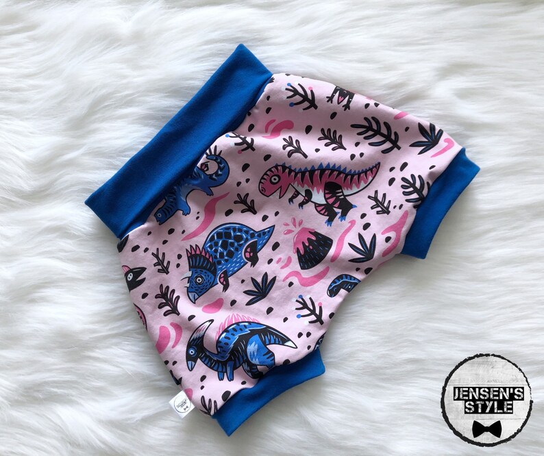 Dinosaur-patterned active harem shorts Choose the color of the stripes. T-Rex Daughter pink background Grow with me