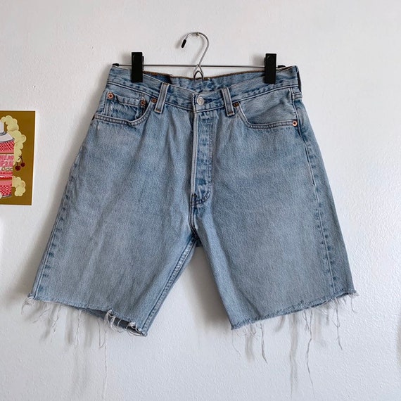 Sz 26/27 Vintage Levi’s 501 cutoff denim shorts, l