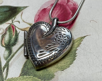 Pre-owned Sterling Silver Heart Locket Pendant with Foral Design and Silver Chain