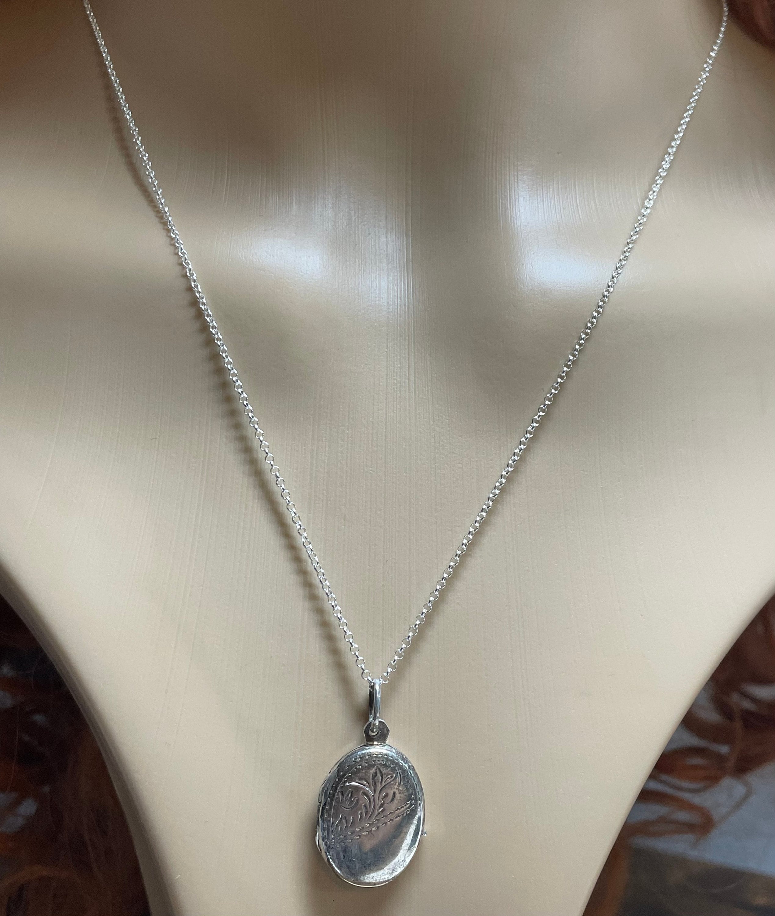 Preowned Sterling Silver Small Oval Engraved Locket Pendant Preowned Sterling Silver Small Oval Engraved Locket Pendant