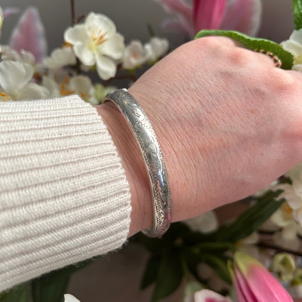 Vintage 1950s Slim Silver Bangle, Sterling Silver Bangle Dated 1959-60 Birmingham with an Engraved Scroll Design. Gift For Her