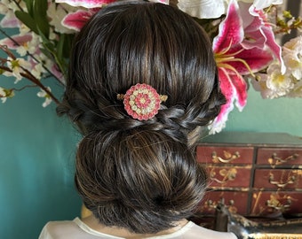 Peine de pelo de dama de honor rosa pequeño, tocado de círculo rosa, accesorio para el cabello rosa y dorado, accesorios para el cabello de boda vintage reciclados hechos a mano en el Reino Unido