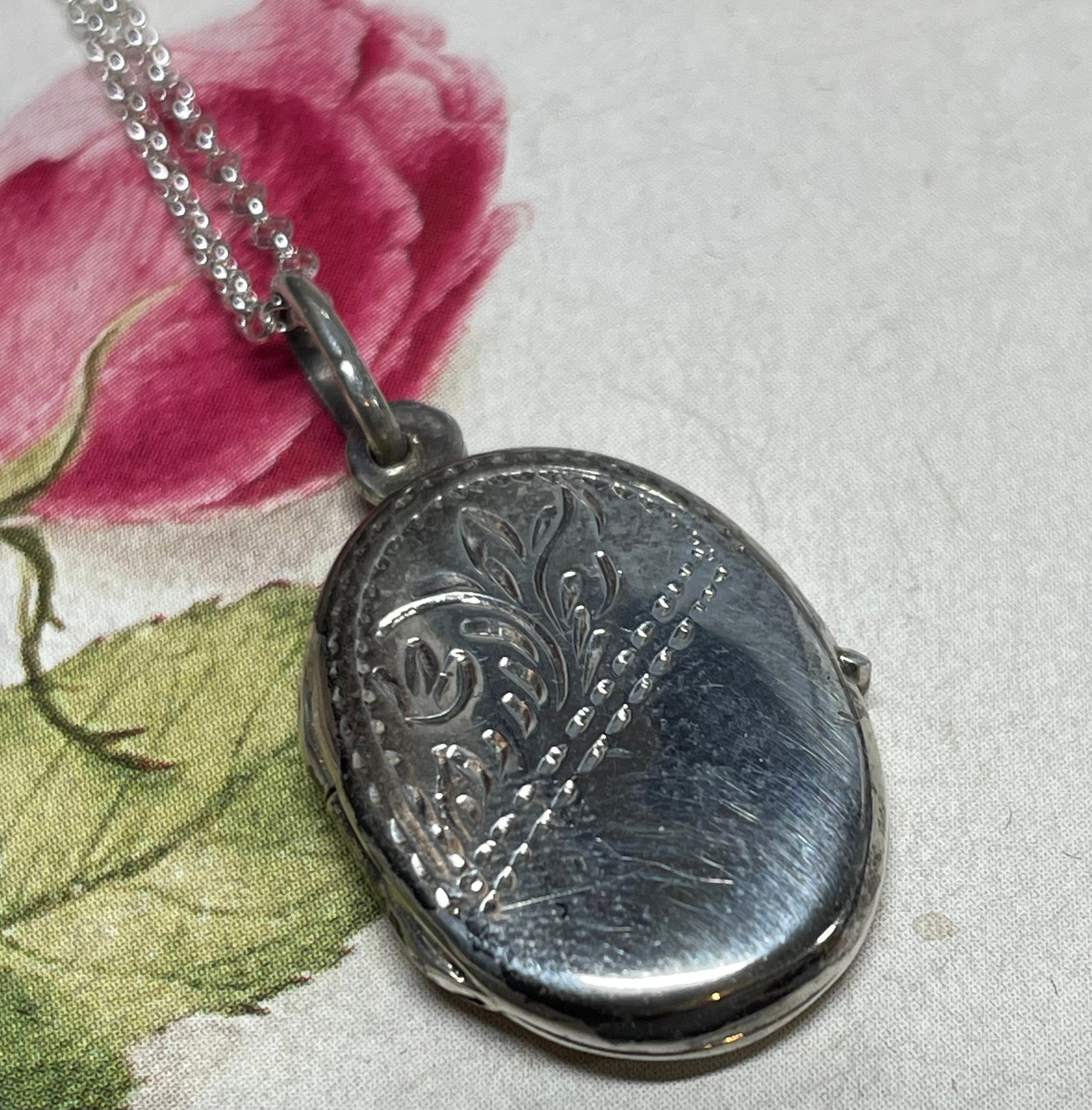 【史上最も激安】 Oval Small Silver Sterling Preowned Engraved Pendant Locket シルバー
