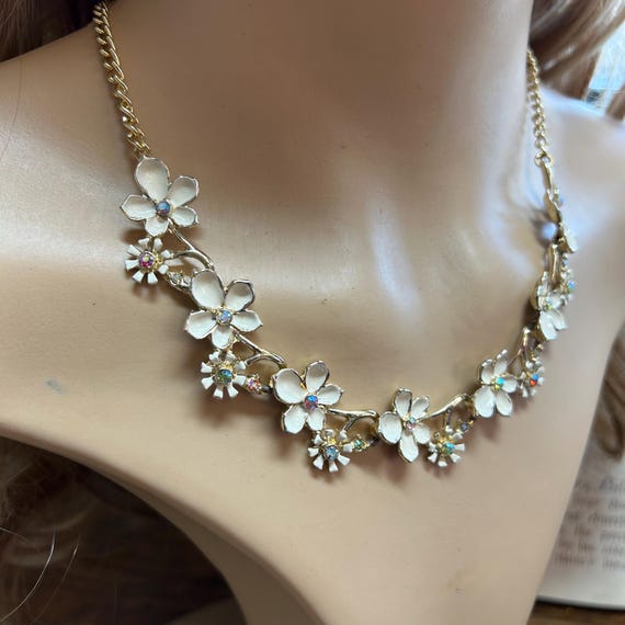 Vintage Floral Collar Necklace Gold Tone Metal White Flower Design Ladies Necklace Bridal Bridesmaid Jewellery. Gift for Her. Imperfect Etsy