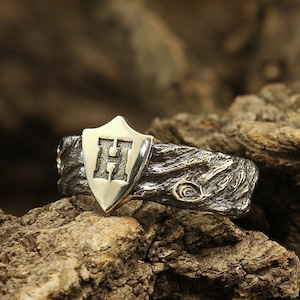 Anillo de hombre único con inicial y escudo, alianza de boda con grabado, anillo de caballero único, alianza personalizada, regalo de Navidad para el marido