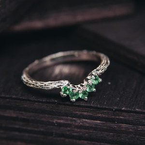 Stacking Tiara Thin Ring - Curved Emerald Ring Chevron Smiles - Silver Tiny Crown Ring with Natural Green Gem Stones - Emerald Tiara