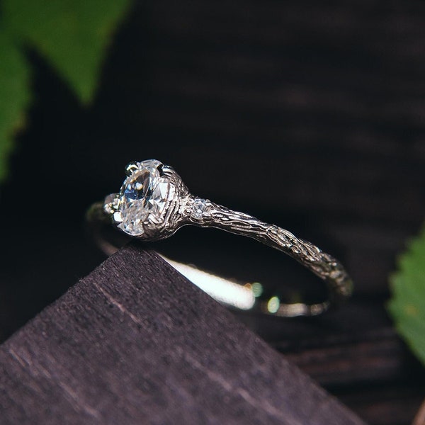 Bague de fiançailles délicate à trois pierres en argent sterling, bague en diamant taille ovale, petite bague de promesse inspirée de la nature pour elle, cadeau pour femme