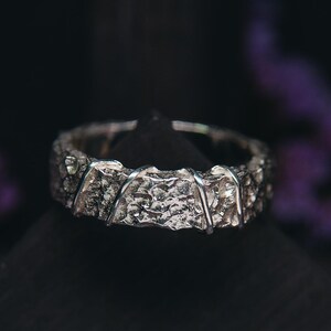 Hamrad trådlindad ring i sterlingsilver - Unik herrring i brutalistisk stil - Handgjorda smycken - Alternativ löftering för honom