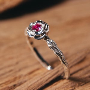 Delikatny pierścionek zaręczynowy z kwiatem róży w kształcie gałęzi drzewa z rubinowym kamieniem szlachetnym, kwiatowy wzór, pierścionek zaręczynowy dla niej, wyjątkowy, uroczy pierścionek z rubinem inspirowany naturą